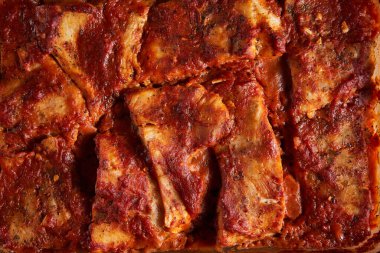 Domates ve bitki suyuyla lezzetli zander fileto.