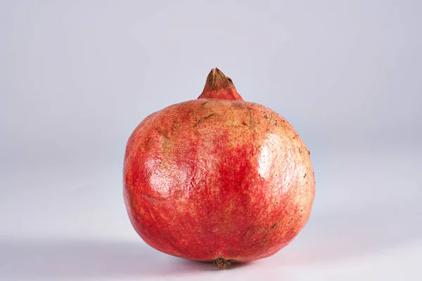 Frische Granatapfelfrüchte Und Saftige Kerne Isoliert Auf Weißem Hintergrund — Stockfoto