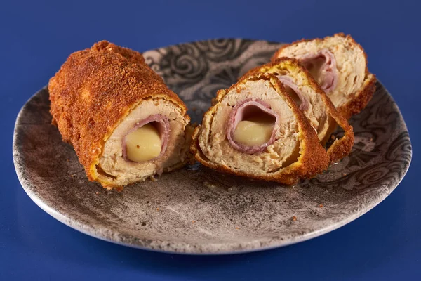 Cordon Bleu Rolos Com Peito Frango Presunto Queijo Cheddar Close — Fotografia de Stock