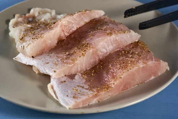 准备烹调的新鲜生冻鱼片的封口 — 图库照片