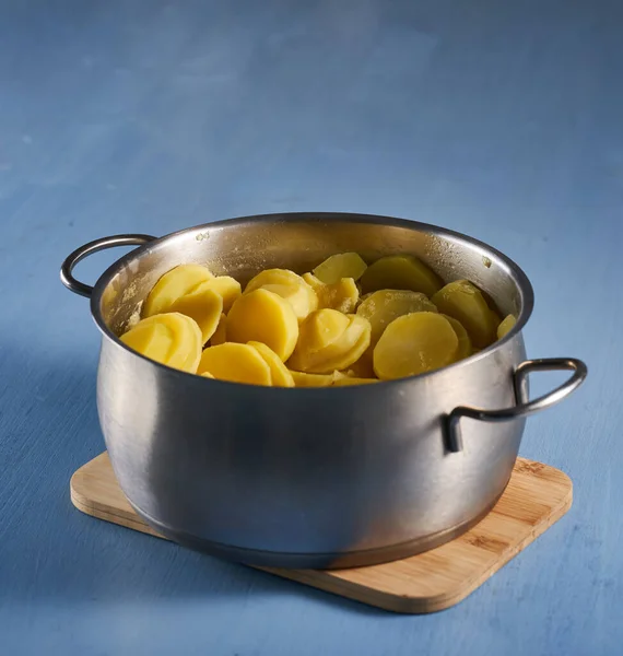 Hot Freshly Boiled Sliced Potatoes Stainless Steel Pot Blue Wooden — Stock Photo, Image