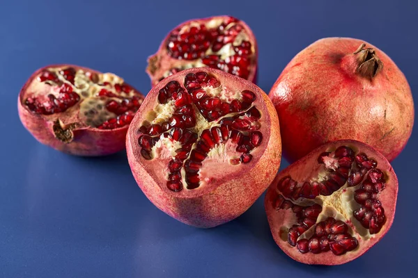 Frutti Melograno Affettati Con Semi Succosi Sfondo Blu — Foto Stock