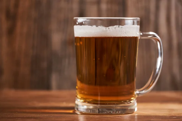 Bière Blonde Dans Une Tasse Avec Haut Givré Sur Fond — Photo