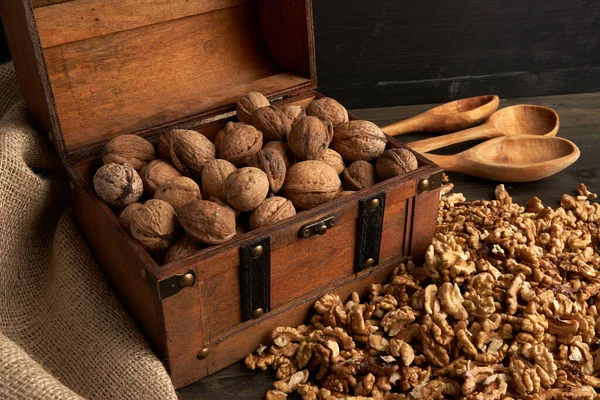 Studio Záběr Vlašských Ořechů Vinobraní Dřevěné Desky — Stock fotografie