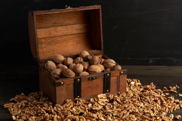 Studio Shot Walnuts Vintage Wooden Board — Stock Photo, Image