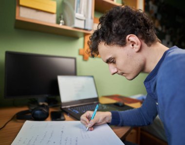 Bilgisayarı, bilgisayarı, cep telefonu ve bilgisayarı ile evde çalışan bir yazılım geliştiricisi.