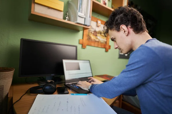 Student Vývojáře Softwaru Pracující Domova Notebookem Počítačem Mobilním Telefonem Notebookem — Stock fotografie