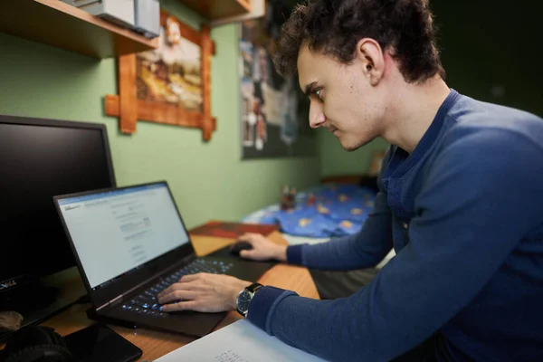 Φοιτητής Προγραμματιστής Λογισμικού Που Εργάζεται Από Σπίτι Laptop Υπολογιστή Κινητό — Φωτογραφία Αρχείου