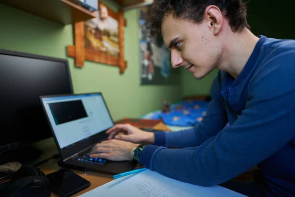 Desenvolvedor Software Estudante Trabalhando Casa Com Laptop Computador Celular Notebook — Fotografia de Stock