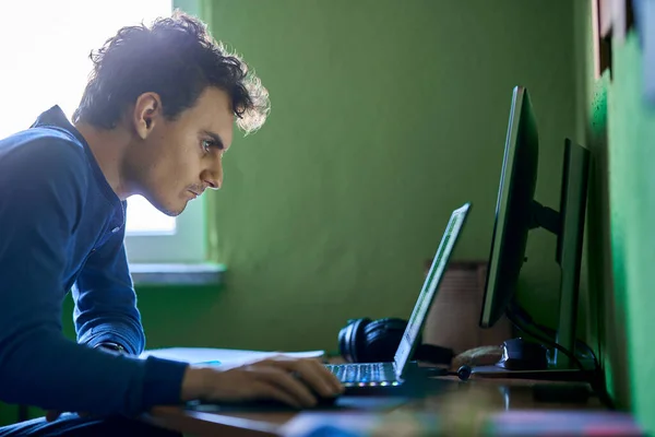 Programvaruutvecklare Student Som Arbetar Hemifrån Med Bärbar Dator Dator Mobiltelefon — Stockfoto