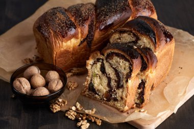 Kakaolu kek, kuru üzüm ve Türk lokumu dolgulu