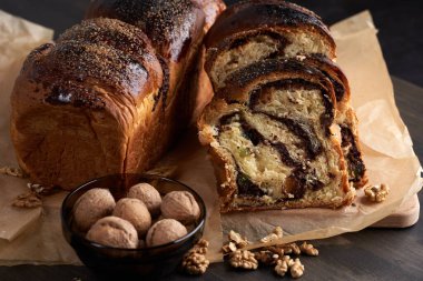 Kakaolu kek, kuru üzüm ve Türk lokumu dolgulu