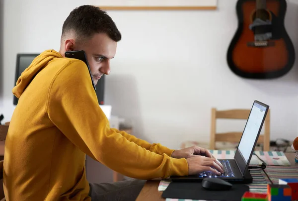 Studente Che Lavora Casa Con Laptop Computer Cellulare Notebook Suo — Foto Stock