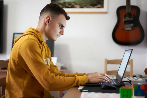 Studente Che Lavora Casa Con Laptop Computer Cellulare Notebook Suo — Foto Stock