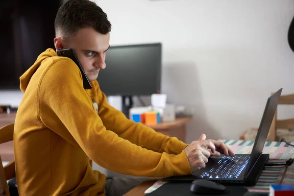 Estudante Trabalhando Casa Com Laptop Computador Celular Notebook Para Sua — Fotografia de Stock