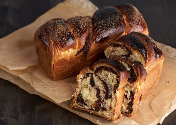 Gâteau Livre Avec Cacao Raisins Secs Garniture Plaisir Turc — Photo