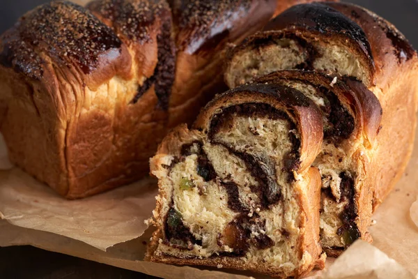 Gâteau Livre Avec Cacao Raisins Secs Garniture Plaisir Turc — Photo