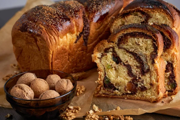 Gâteau Livre Avec Cacao Raisins Secs Garniture Plaisir Turc — Photo