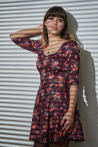 Retrato Una Hermosa Joven Vestido Floral Contra Una Pared Blanca —  Fotos de Stock