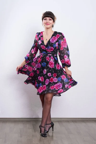 Retrato Una Hermosa Joven Vestido Floral Contra Una Pared Blanca —  Fotos de Stock