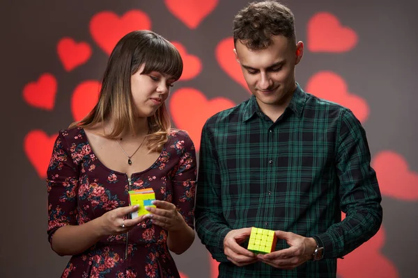 Competitivo Casal Resolver Cubos Quebra Cabeça Menina Está Com Raiva — Fotografia de Stock