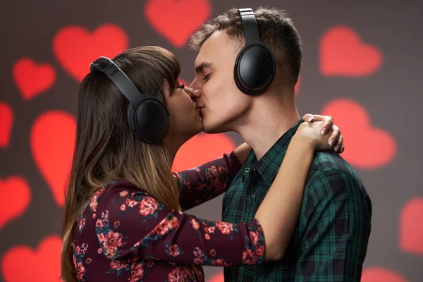 Young Romantic Couple Kissing While Listening Music Together Headphones — ストック写真