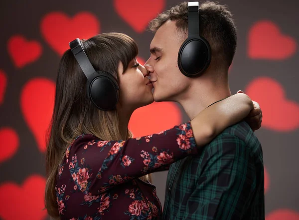 Jovem Casal Romântico Beijando Enquanto Ouvem Música Juntos Fones Ouvido — Fotografia de Stock