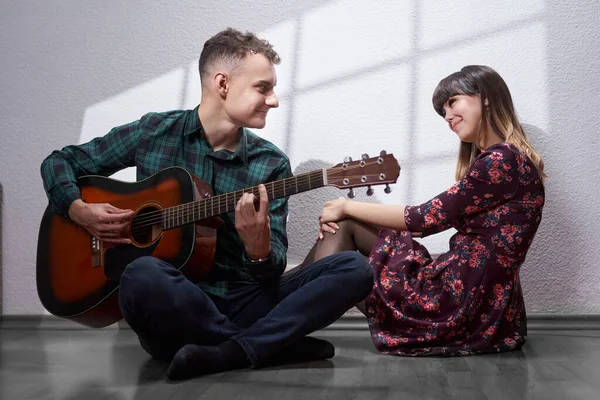 Paar Spelen Gitaar Zingen Tijdens Het Zitten Vloer Raam Licht — Stockfoto