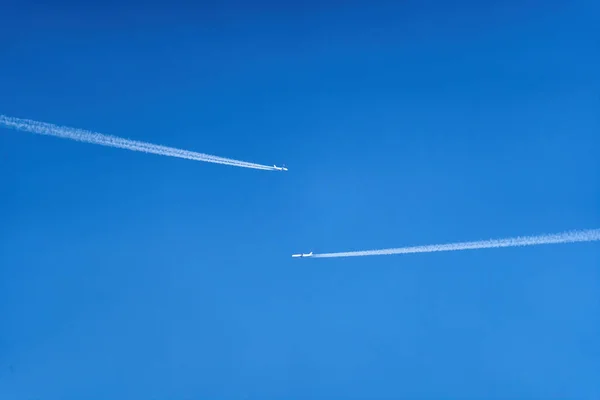Two Airplanes Sky Closely Passing Each Other — Stok fotoğraf
