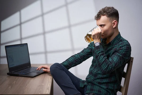 Young Business Man Working His Laptop While Drinking Non Alcoholic — Stockfoto