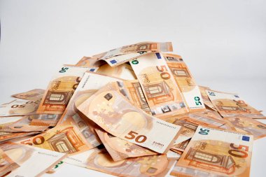 Beyaz arka planda Avro banknotları, zenginliğin sembolü