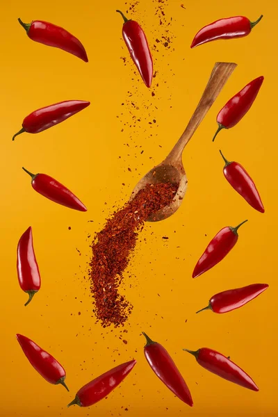 Flygande Varm Chili Och Peppar Flingor Gul Bakgrund — Stockfoto