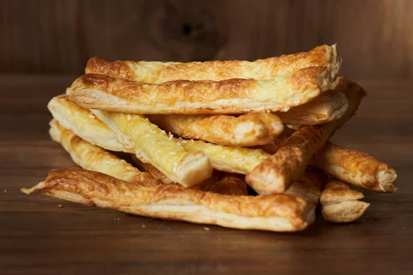 Queijo Salgado Bolachas Sementes Gergelim Uma Tábua Madeira — Fotografia de Stock