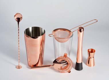 Kokteyl hazırlama gereçleri ayarlandı, beyaz arkaplanda izole edildi