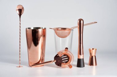 Kokteyl hazırlama gereçleri ayarlandı, beyaz arkaplanda izole edildi