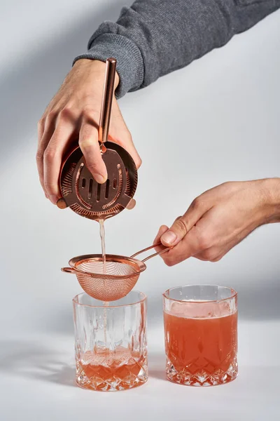 Mains Barman Anonymes Préparant Cocktail — Photo