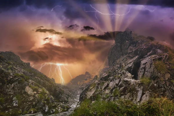 Kayalık Dağlarla Manzara Yıldırımlarla Fırtına — Stok fotoğraf