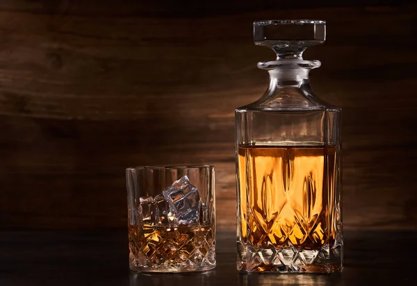 Sluitingen Van Whisky Rum Met Ijsblokjes — Stockfoto
