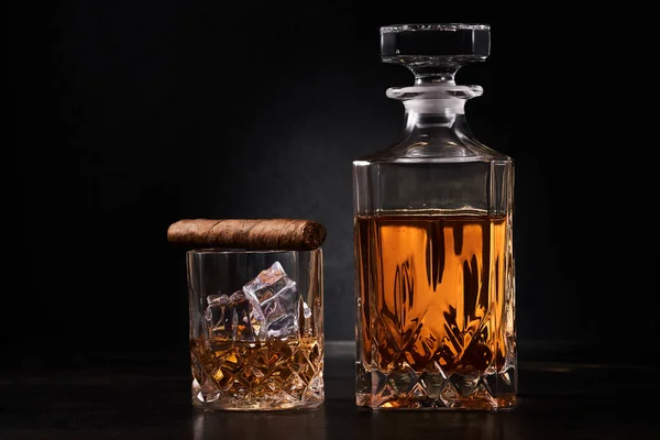 苏格兰威士忌加冰块和酒瓶 — 图库照片