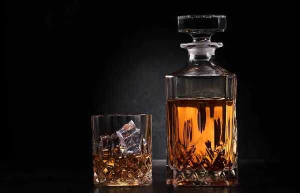 苏格兰威士忌或朗姆酒与冰块的混合 — 图库照片