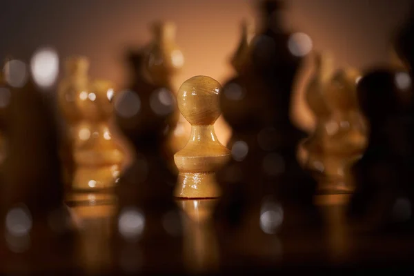 Focus Selettivo Una Partita Scacchi Con Bianco Sullo Sfondo Tagliente — Foto Stock