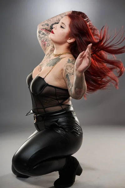Glamour Size Model Pokryty Tatuażami Bieliźnie Skórze Szarym Tle — Zdjęcie stockowe