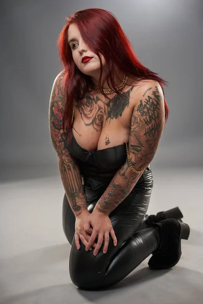Glamour Plusz Méret Modell Borított Tetoválások Fehérnemű Bőr Szürke Alapon — Stock Fotó
