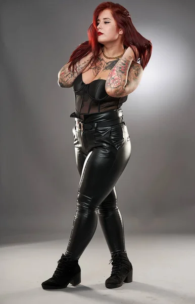 Glamour Size Model Pokryty Tatuażami Bieliźnie Skórze Szarym Tle — Zdjęcie stockowe