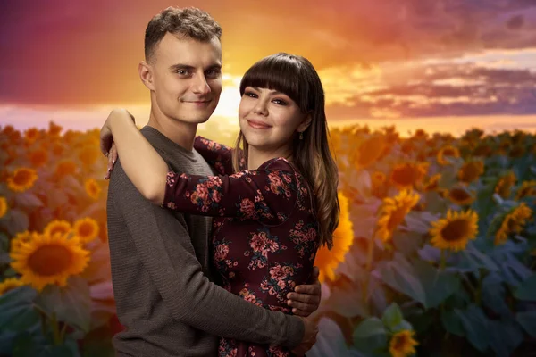 Paar Umarmt Sich Bei Sonnenuntergang Mit Einem Sonnenblumenfeld Hintergrund Valentinstag — Stockfoto