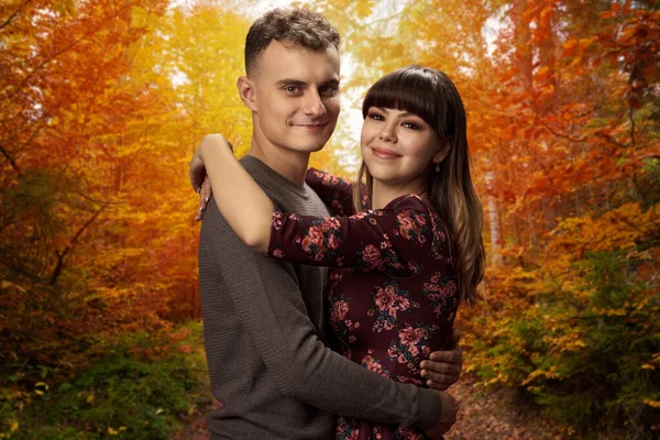 背景にカラフルな秋の森を持つ幸せなカップル バレンタインコンセプト — ストック写真