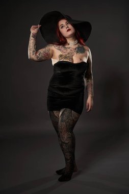 Güzel bir beden ve siyah mini elbiseli bir kadın, kapsayıcılık ve vücut kabulü.