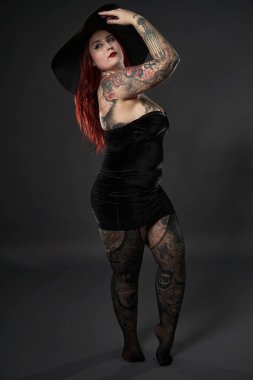 Güzel bir beden ve siyah mini elbiseli bir kadın, kapsayıcılık ve vücut kabulü.