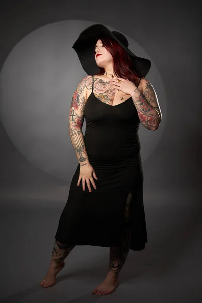 Tamanho Mais Mulher Bonita Com Tatuagens Vestido Preto Chapéu Tiro — Fotografia de Stock