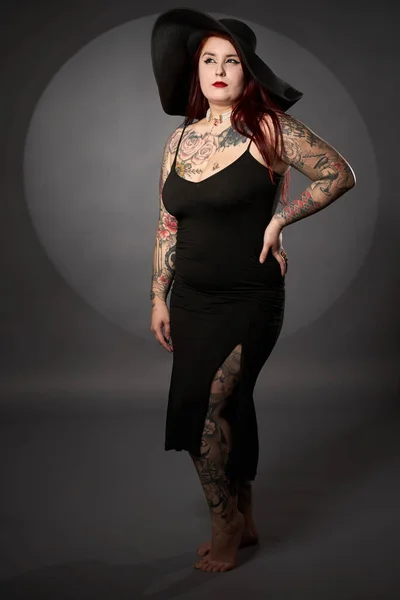 Tamanho Mais Mulher Bonita Com Tatuagens Vestido Preto Chapéu Tiro — Fotografia de Stock